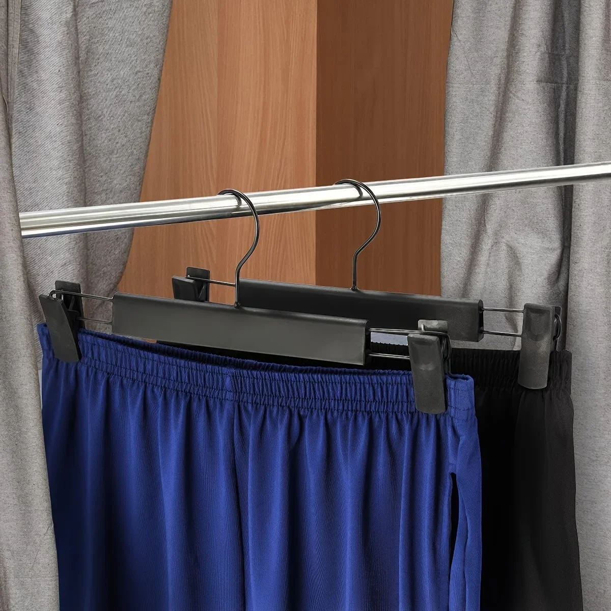 1/5/10 Stück schwarze Hosenbügel, rutschfeste Metall-Clip-Kleiderbügel für Röcke und Hosen, verstellbare Kleiderbügel für Kleiderschrank und Aufbewahrung – Detail 7