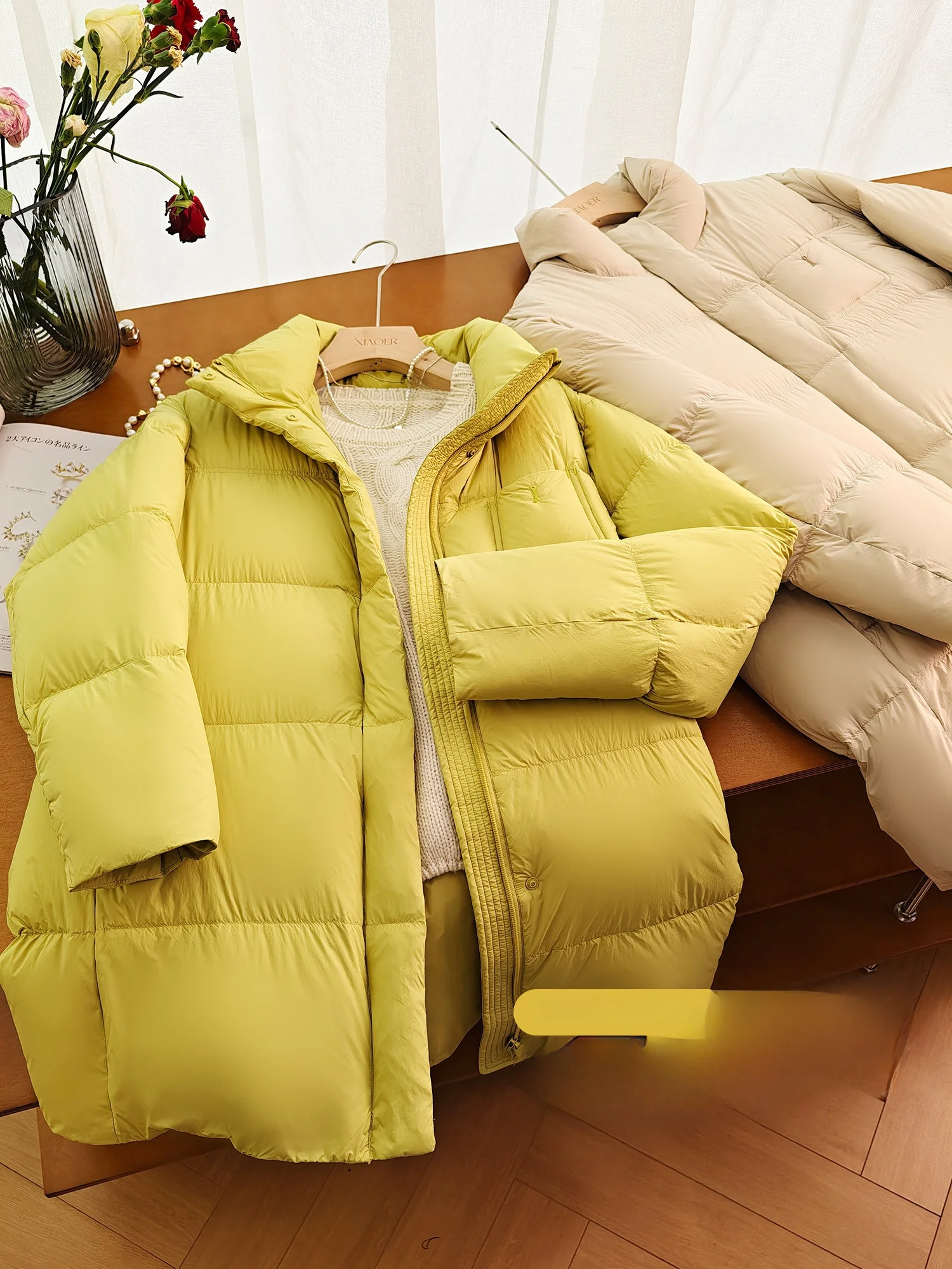 

Повседневное пуховое пальто средней длины с комфортным теплым наполнителем из 90% пуха, воротником-стойкой и застежкой-молнией, длинными рукавами