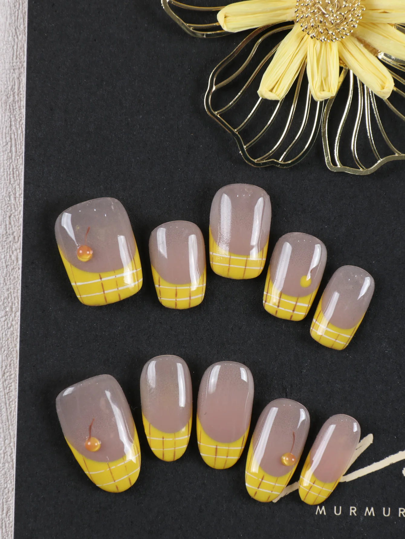 10 Stück Aufklebenägel Kurze Französische Gelbe Karierte Kirsch-Design Künstliche Nägel Inklusive 1 Blatt Klebestreifen & 1 Stück Mini-Feile