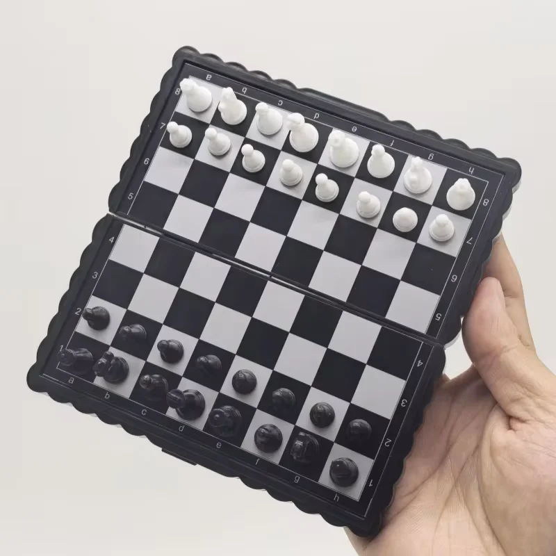 Mini Tragbares Magnetisches Schachbrett Schachspiele Schachspiel-Set Faltbares Reise-Schachbrett aus Kunststoff Kompakt Leichtgewichtig Zusammenklappbar