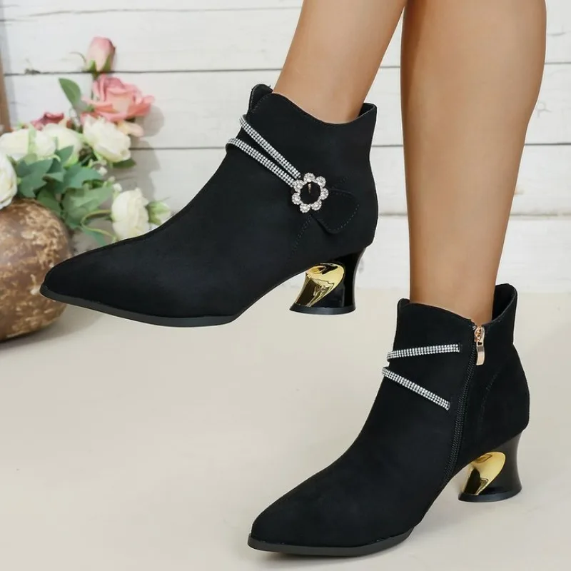 Damen-Wildleder-Stiefeletten mit spitzer Zehenpartie, verziert mit Strasssteinen und Blumen, Blockabsatz, kurze Stiefel, seitlicher Reißverschluss, Herbst- und Wintermode, Damenschuhe. – Detail 3