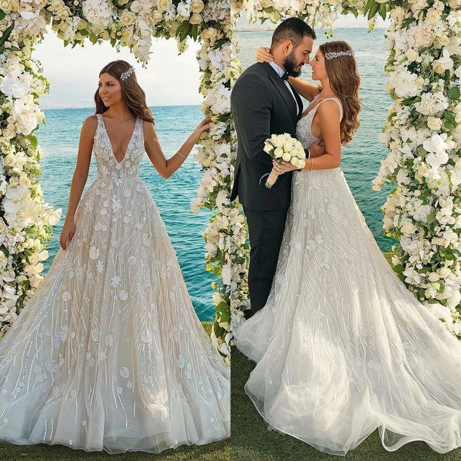 Robe de mariée ligne A en dentelle et cristal, avec des appliques sur mesure, à col en V