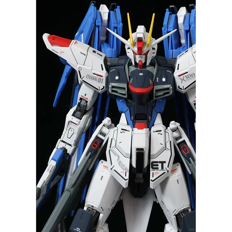 

Комплект модели ET X10A — белый, синий, красный, с желтым рогом, большой винтовкой и синими пластинами с крыльями — подробный научно-фантастический дизайн ﻿ ﻿