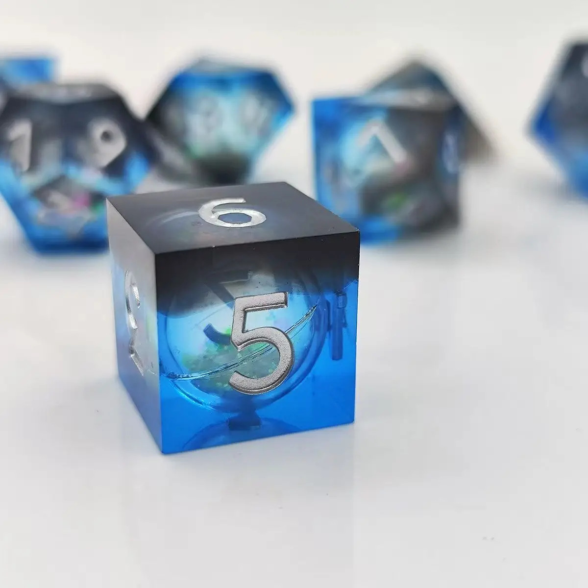 

DND Кости с жидким сердечником Кубик из смолы для подземелий и драконов Кости для ролевых игр Ролевые игры Многогранные игральные кости DND Смола D&D Dices