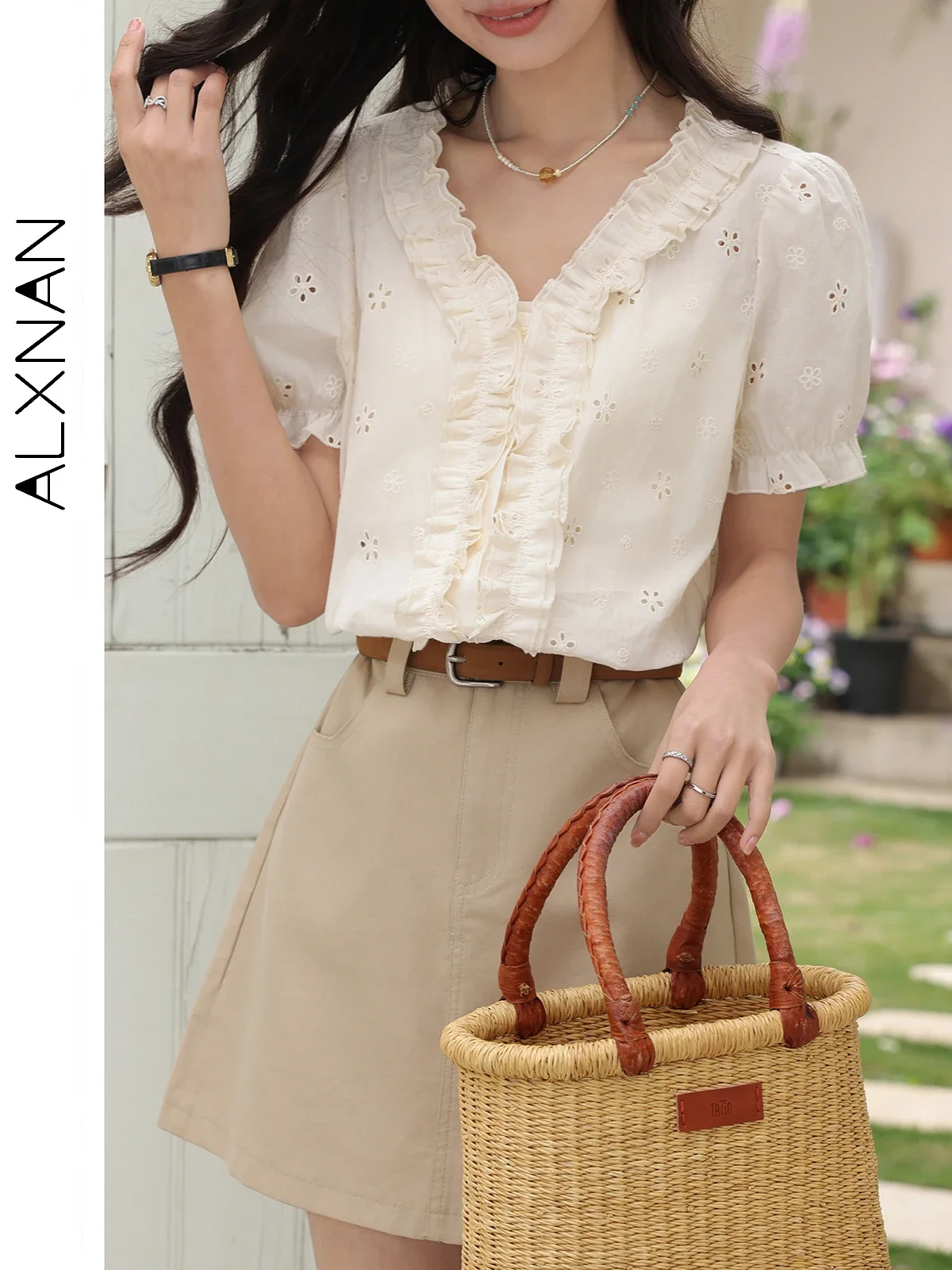ALXNAN PLUS ขนาดเสื้อ Elegant Ruffled V คอพัฟแขน Hollow ผู้หญิงเสื้อ 2025 ฤดูร้อนเสื้อแขนสั้นสุภาพสตรีใหม่ D10020