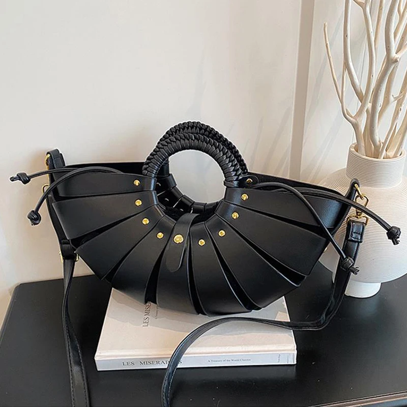 

Кожаная веерообразная сумка через плечо, художественная тканая сумка через плечо с кольцевой ручкой и золотыми заклепками, полая женская сумка структурического дизайна