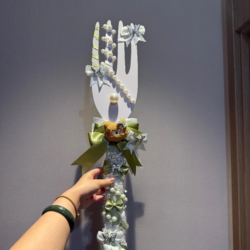 adorable-accesorio-decorativo-con-forma-de-tenedor-gigante-de-bosque-diseno-moderno-en-tonos-verdes-y-blancos-ideal-como-accesorio-para-fotografias-en-convenciones-de-comics-fiestas-tematicas-y-sesiones-de-fotos