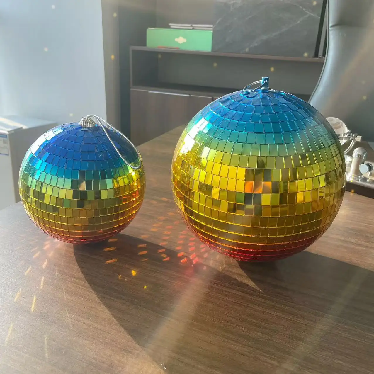 Un paquete de espejo de cristal reflectante degradado colorido, bola reflectante, mosaico, bola láser, bola de espuma de discoteca, decoración de fiesta de carnaval, decoración de vacaciones, decoración de cumpleaños