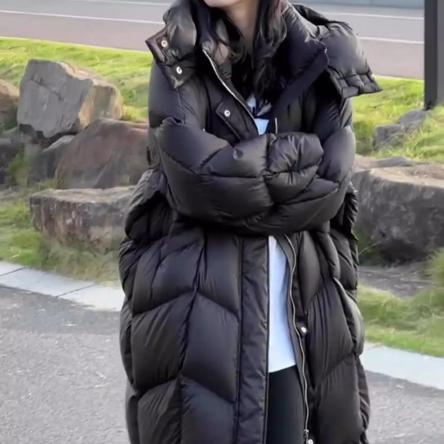 Giacca in cotone sciolto Giacca lunga in cotone con cappuccio per donna nell'inverno 2025, nuovo cappotto in cotone spesso e caldo di grandi dimensioni