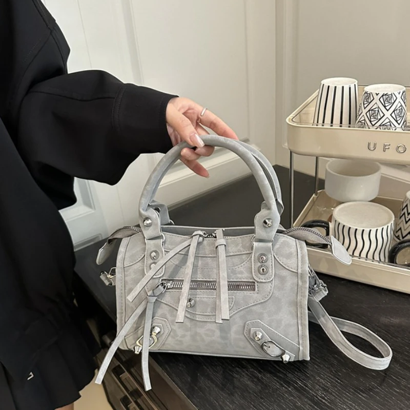 Vintage Wildlederähnliche Handtasche, Nieten-Reißverschluss-Dekor, Abnehmbarer Langer Riemen, Retro-Punk-Umhängetasche für Pendlerinnen – Detail 18