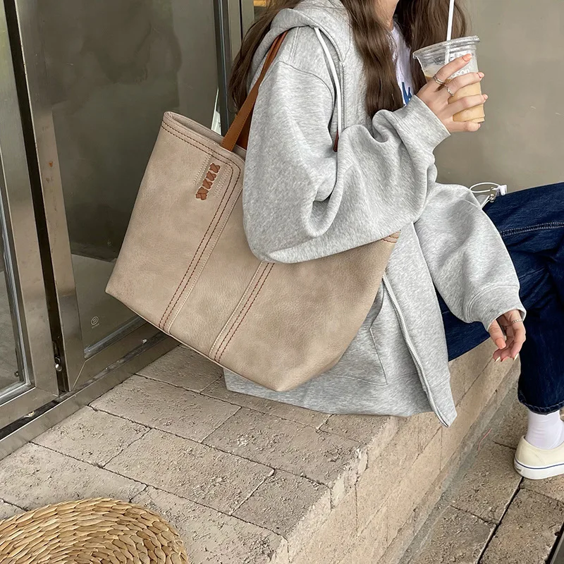 

TRSYPHXM Korean version 2024 new fashionable, atmospheric, simple, retro, large capacity single shoulder handheld commuting bag