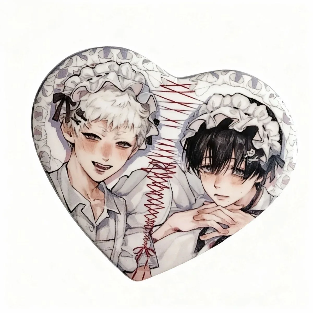 في الصيف الميت، حول شارة تنكرية على شكل قلب، بروش من القصدير، حقيبة ظهر معلقة، بقعة أنيمي