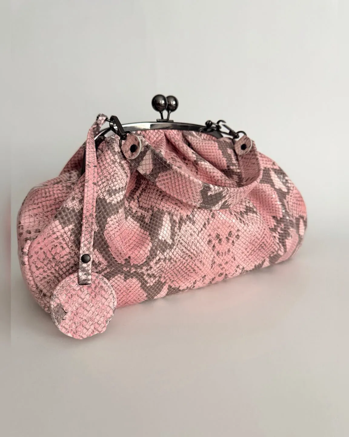 Lost in Vintage Bag Snake Optics Clutch Pink Leather Handbag Structured Gold-colored Metal Frame Double Ball Kiss Lock Clutch