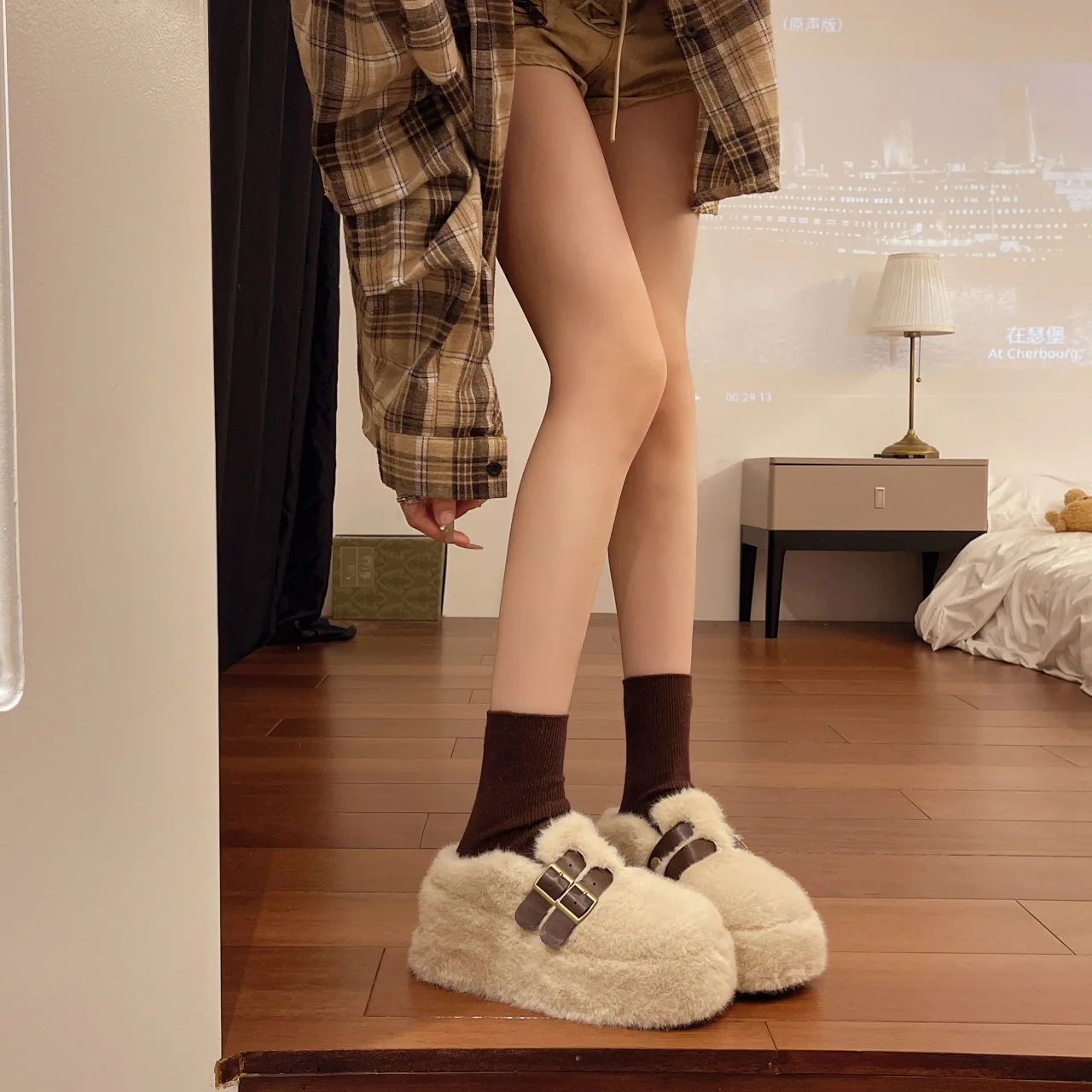 Pantoufles moelleuses à fond épais, vêtements d'extérieur en velours à une pédale, petites pantoufles en coton augmentant la hauteur, automne et hiver