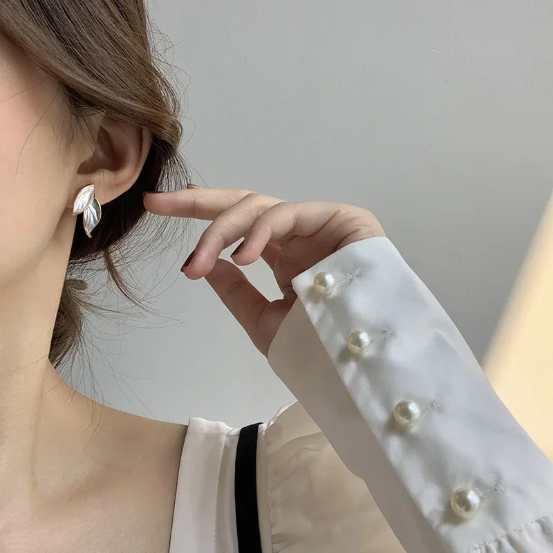 Anting-anting kancing daun abu-abu manis indah segar trendi logam keluaran Korea baru untuk wanita hadiah perhiasan Fashion 2024 grosir