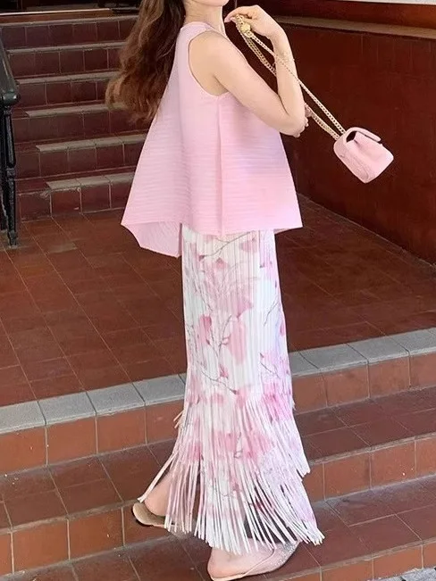 طقم صيفي أنيق للسيدات بتصميم عطلة، يتكون من صدرية بدون أكمام بثلاثة أشكال وتنورة قصيرة مزينة بالزهور والشراريب، من قطعتين، مص...