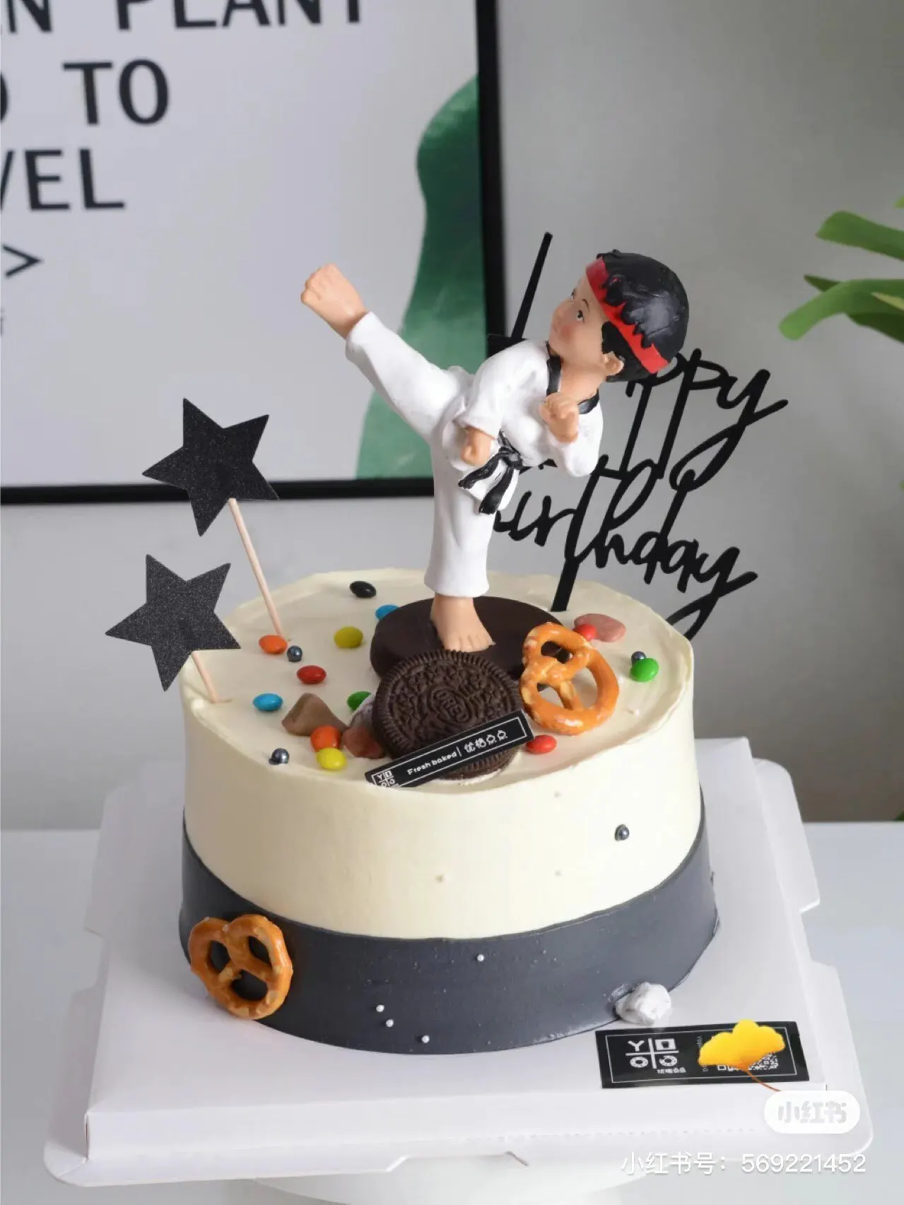 Resin handicrafts small taekwondo character model female side kick martial arts cake decoration creative ornament gift