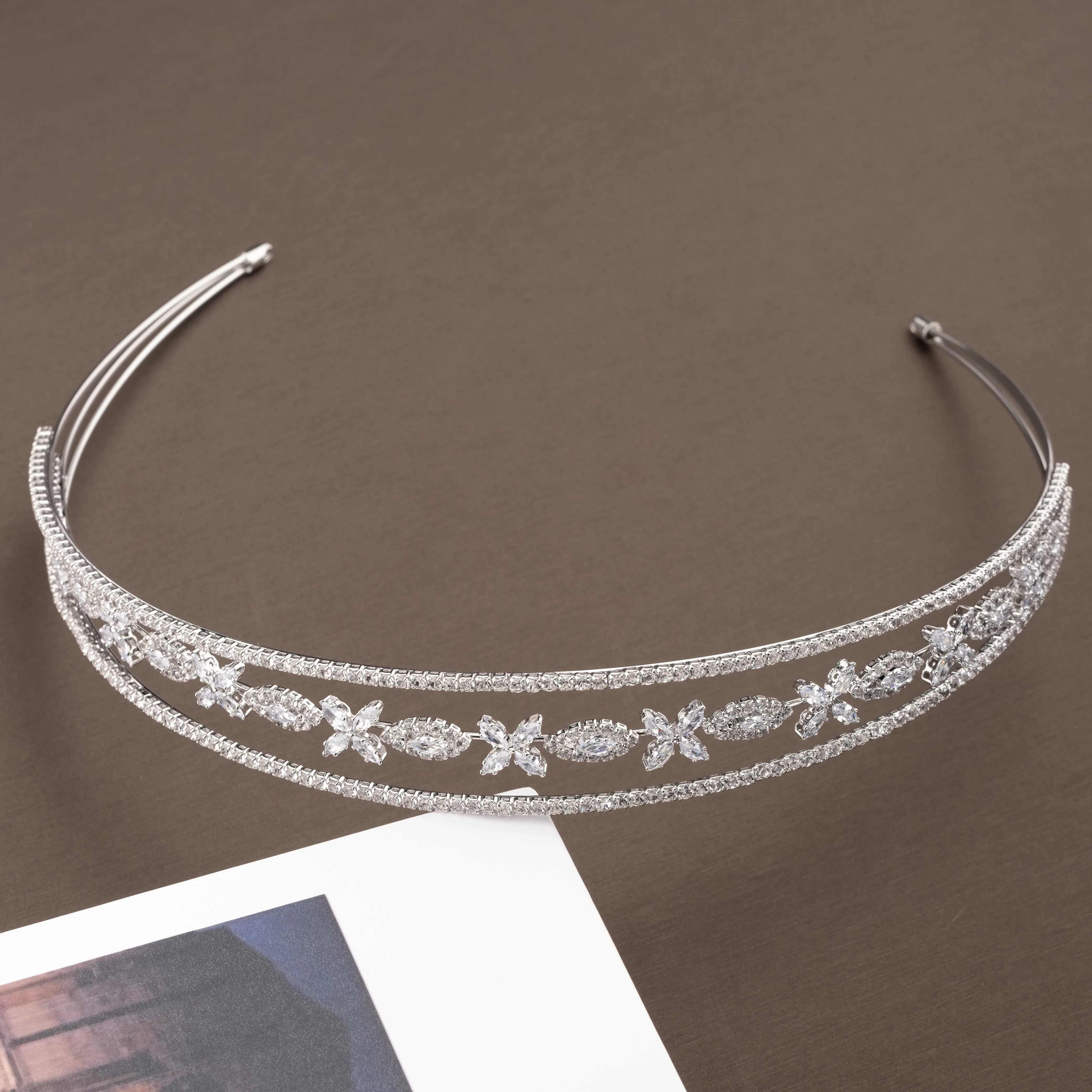 

1 Piece of Luxurious Inlaid Sparkling Cubic Zirconia Small Four-Leaf Clover Design Headband Suitable for Women to Wear at Weddings and Parties