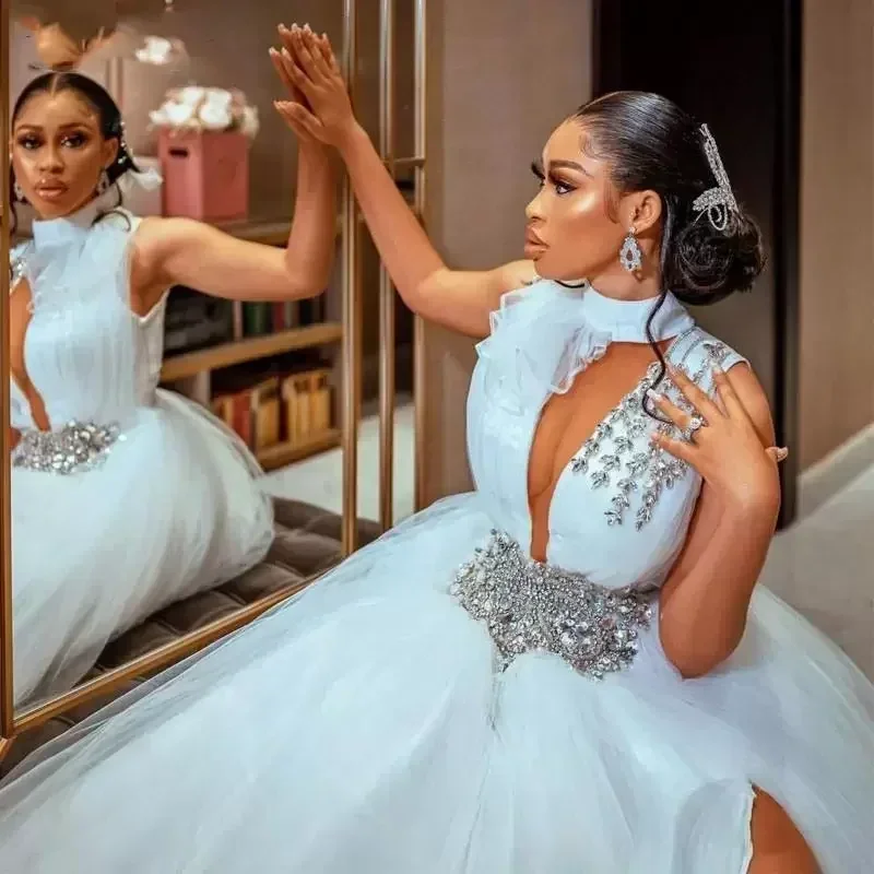 Maßgeschneiderte High Neck Hollow Chest Vestidos De Noiva A-Linie Brautkleider Sweep Zug Kristalle Perlen Split Side Brautkleid