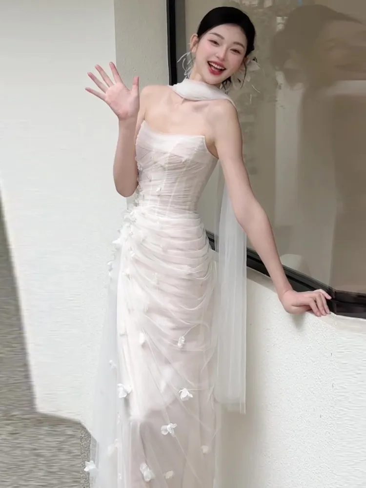 Un vestido de mañana floral elegante y ligero de lujo con cola de pez y gasa sin tirantes para salir