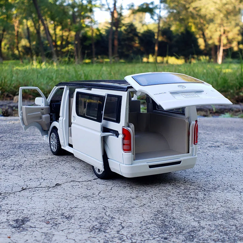 1:32 HIACE MPV Toy Car Models Alloy Diecast Doors Opened Pull Back Sound Light Business Travel Vehicle Presents for Boys