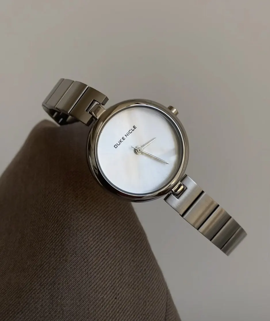 

Новые минималистичные и стильные часы из нержавеющей стали с серебряным ремешком; Универсальные и элегантные кварцевые часы для женщин.