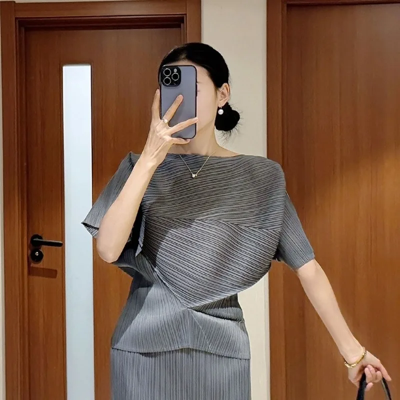 

Плиссированная футболка Miyake 2026: Новинка, круглый вырез, короткий рукав «летучая мышь», женская летняя легкая одежда для отпуска и путешествий