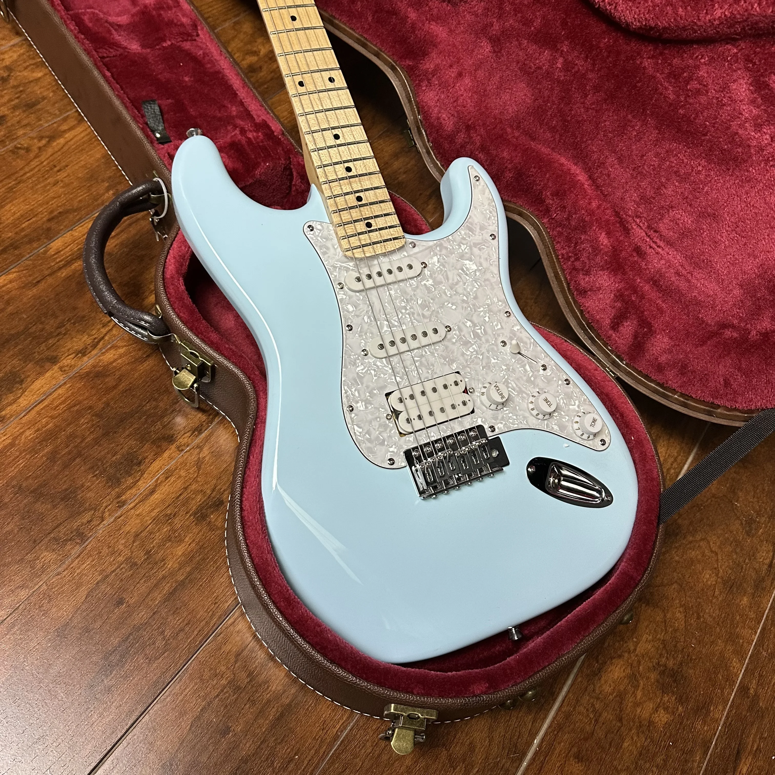 

Daphne Blue Color Electric Guitar, Solid Mahogany Body ,Maple Fretboard,