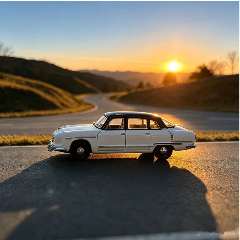 New 1/43 Alloy Vintage Car Miniature Model DIY Handmade Painted Sand Table Scene With Toy Figurine Desktop Ornament