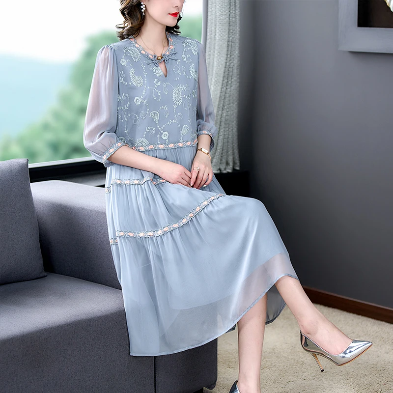 

2023 Spring/Summer New Blue Silk V-Neck Flower Embroidery Dress Women's Lace Splice Bohemian Loose Size Over Knee Long Dress