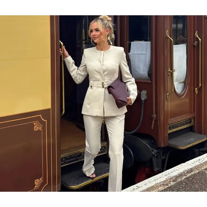 

Элегантный женский костюм для офиса: белый пиджак с поясом и прямые брюки. Модный осенне-весенний комплект.