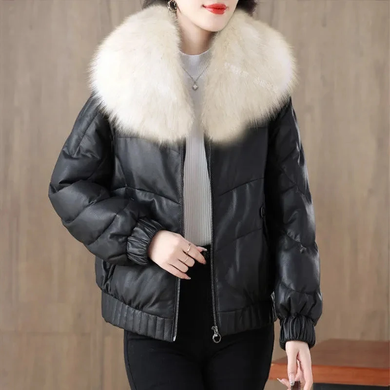 Piumino corto in cotone da donna Autunno/Inverno 2025 Addensare imitazione collo in pelliccia di volpe Giacche in cotone in pelle Cappotto da moto femminile
