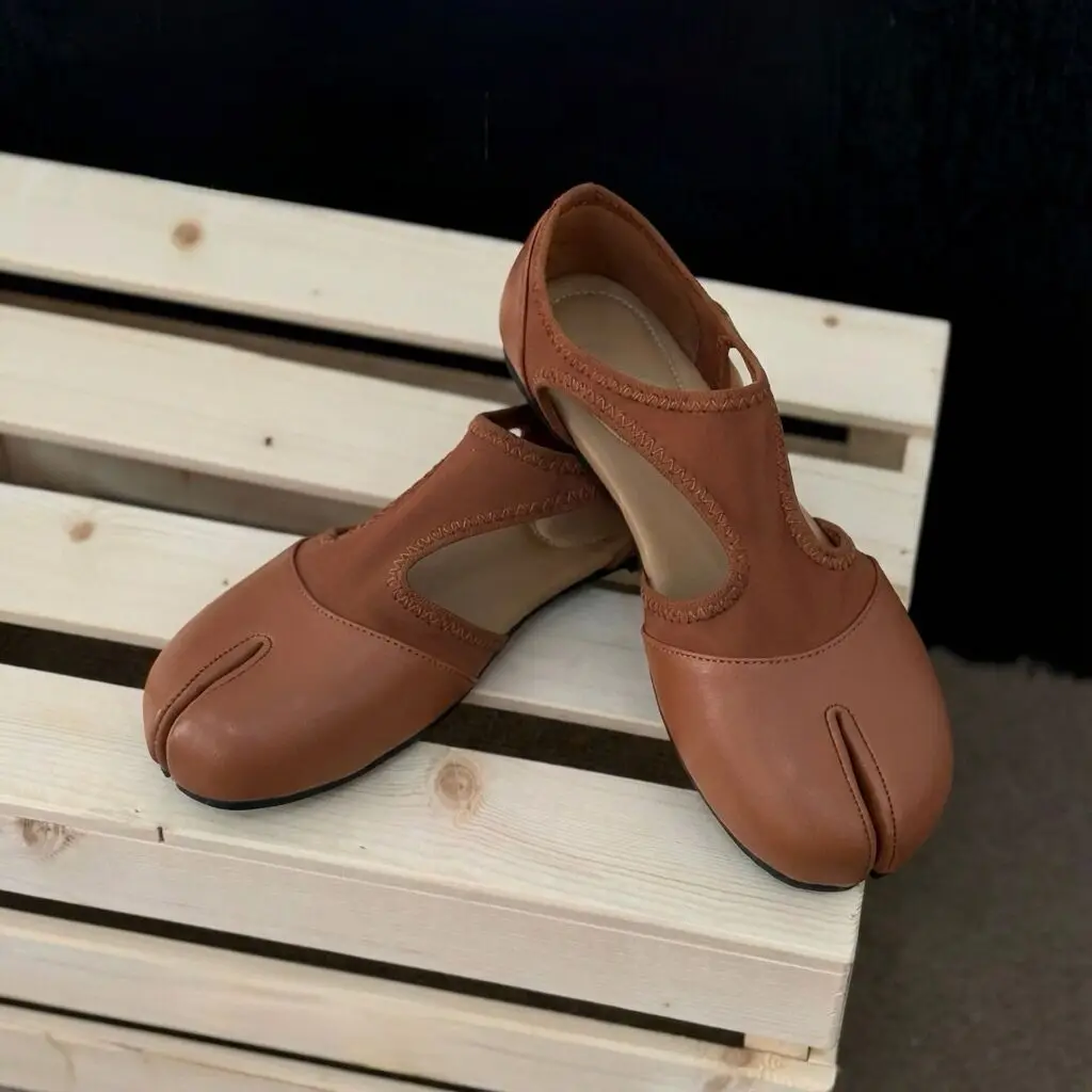 

2026 Fashion Spring Tabi Ballet Flat Buckle Strap Casual Spilt Toe Pump