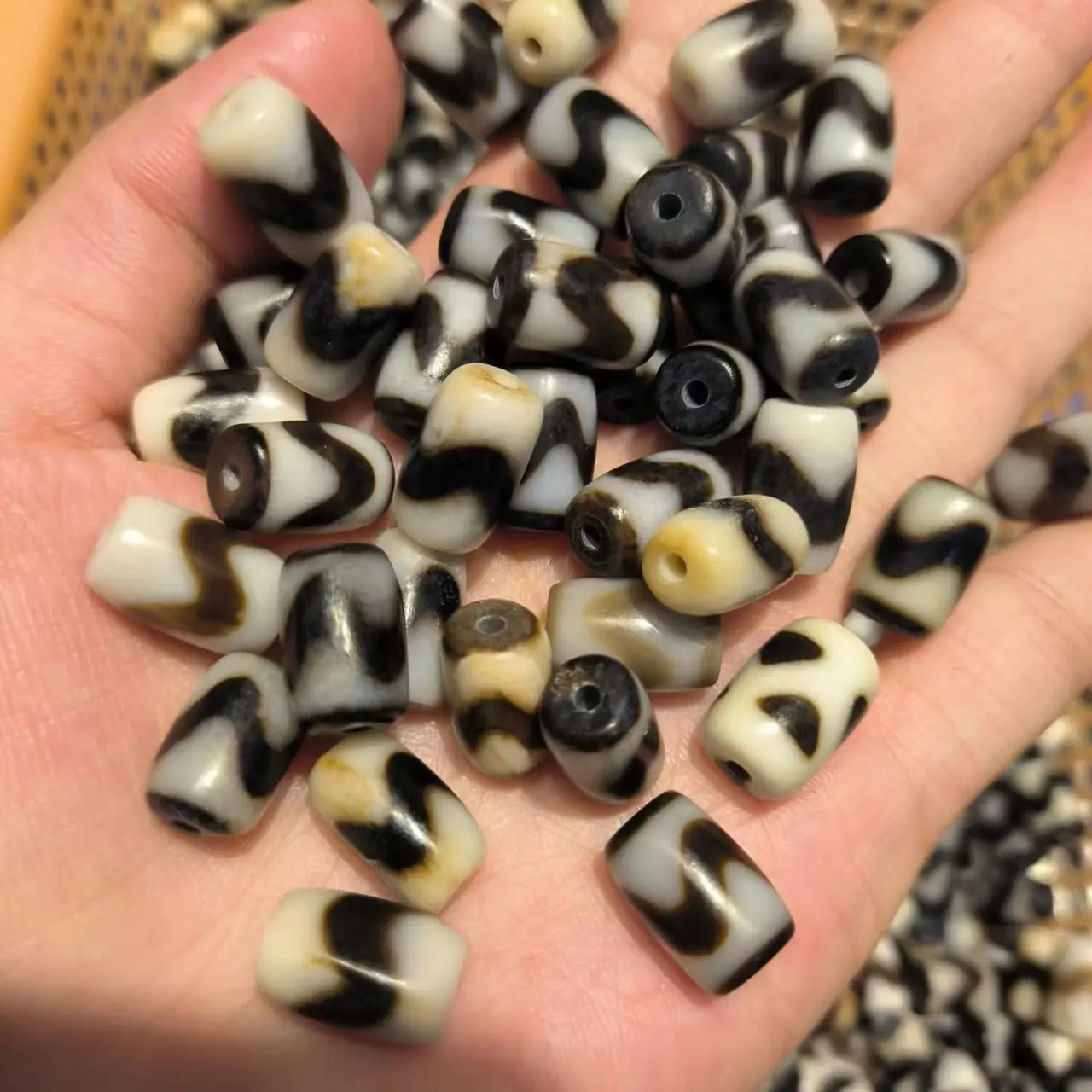 

100pcs/lot natural tiger tooth pattern old agate dzi wholesale jade Weathered lines Accessories jewelry rare Bucket beads amulet