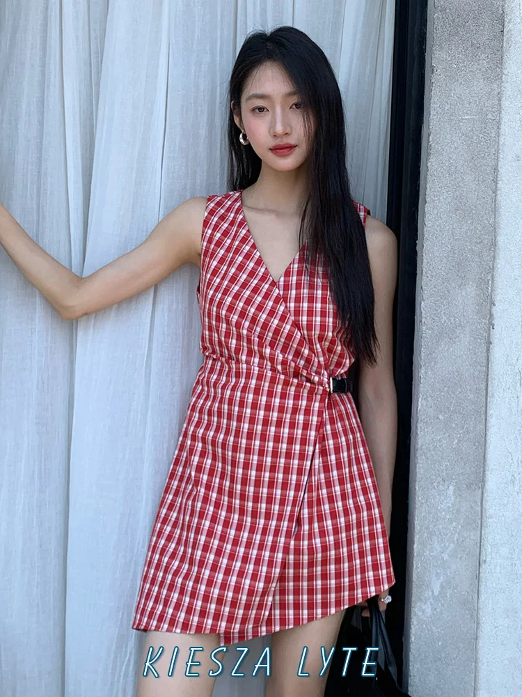 

Уличная мода 2024, летние винтажные французские мини-платья в клетку с v-образным вырезом и пряжкой на талии, высокое качество, темно-синие клетчатые мини-платья без рукавов