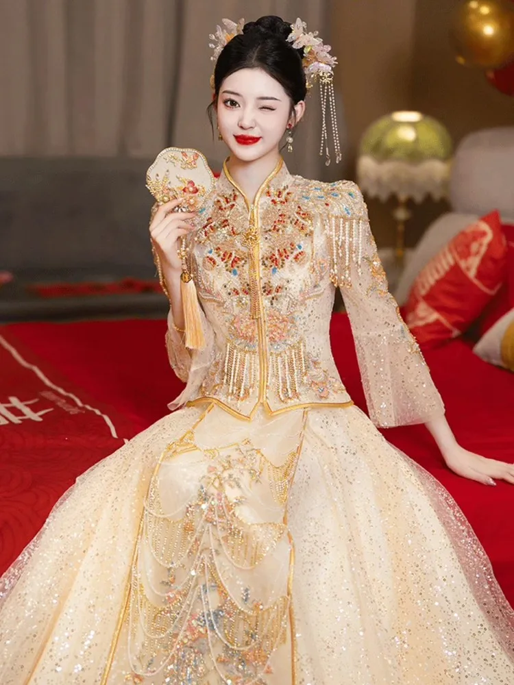 

New champagne-colored Chinese-style golden clothing
