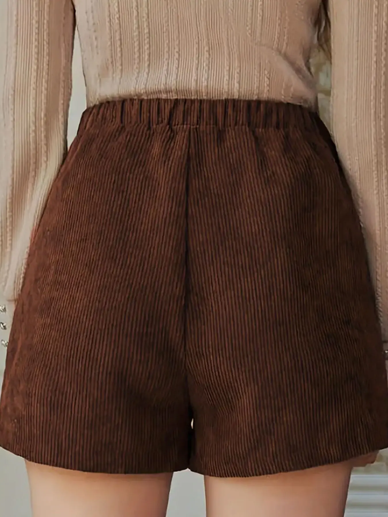 ベルトのないレディースレトロスタイルのショートパンツは、ミニマルで多機能で、仕事にも普段使いにも適しています。 伸縮性があります