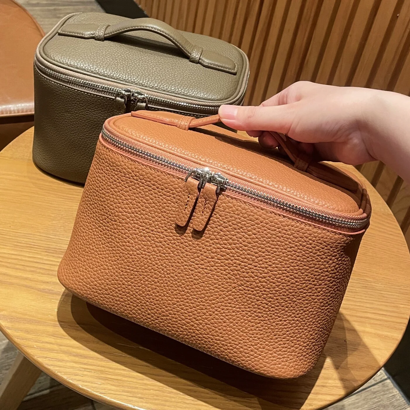 Cosmetic bag, large-capacity light luxury waterproof toilet bag, travel storage bag, high-end handbag.