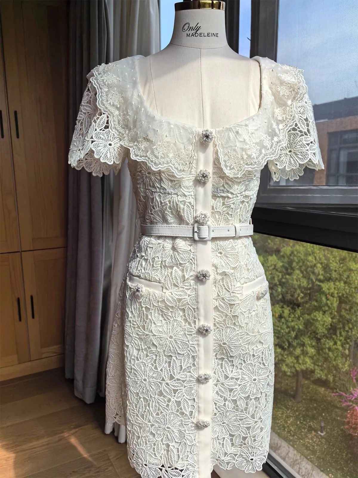 Mini robe en dentelle blanche pour femmes, avec ceinture, col carré, amissié, design de piste, vêtements vintage, été