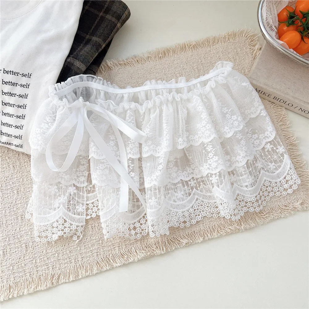 saia-curta-elegante-estilo-balletcore-branca-com-renda-e-babados-estilo-coreano-com-amarracao-efeito-de-camadas-e-detalhes-decorativos-em-jeans