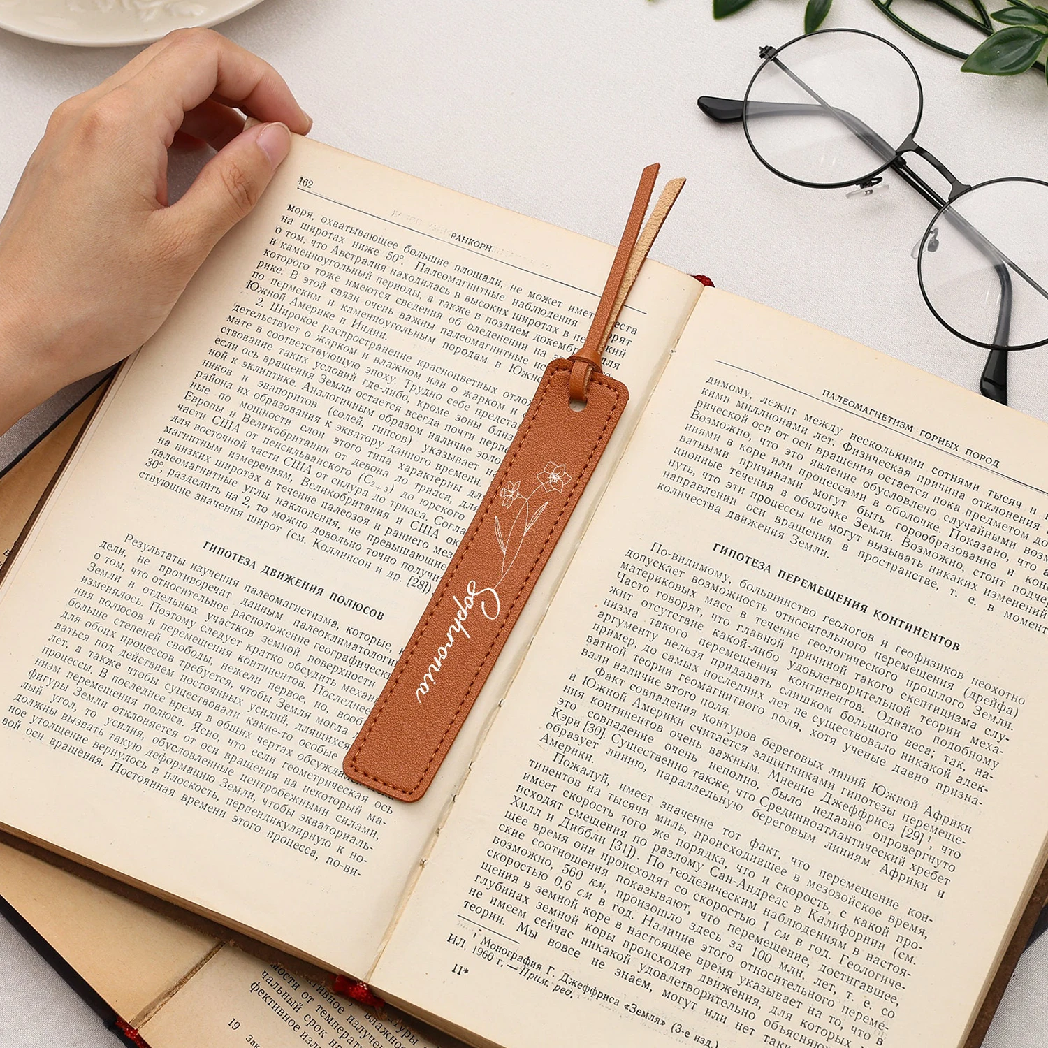 Personalised Leather Bookmark Book Lover Gift Custom Birth Flower Name Bookmark Graduation Gifts Birthday Gift for Her