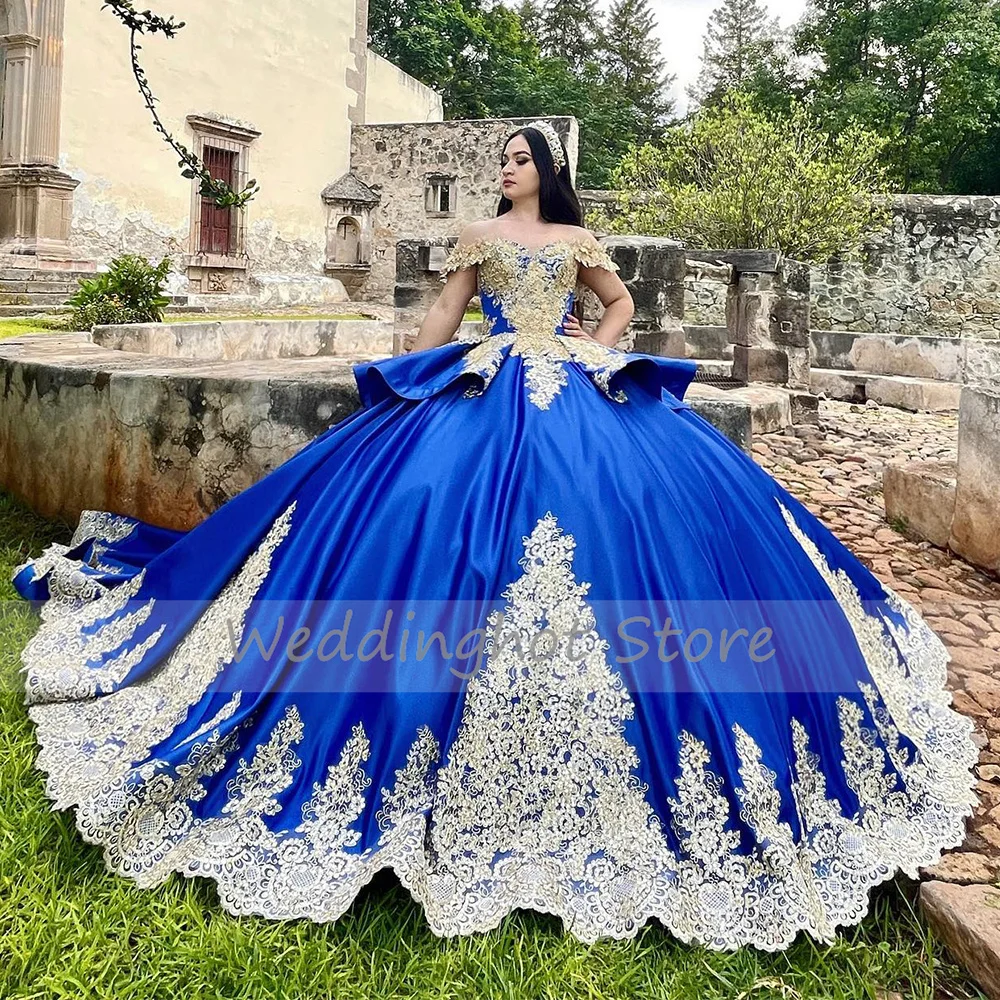 فستان Quinceanera 2023 ثوب حفلة من الساتان الأزرق قبالة الكتف فاخر حلو 16 فستان مزين على شكل قلب بدون ظهر فستان Quinceanera