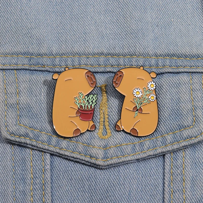 Broche de metal con forma de Kapibala, accesorio creativo y divertido de dibujos animados de animales, Linda mochila capybara, insignia de aleación