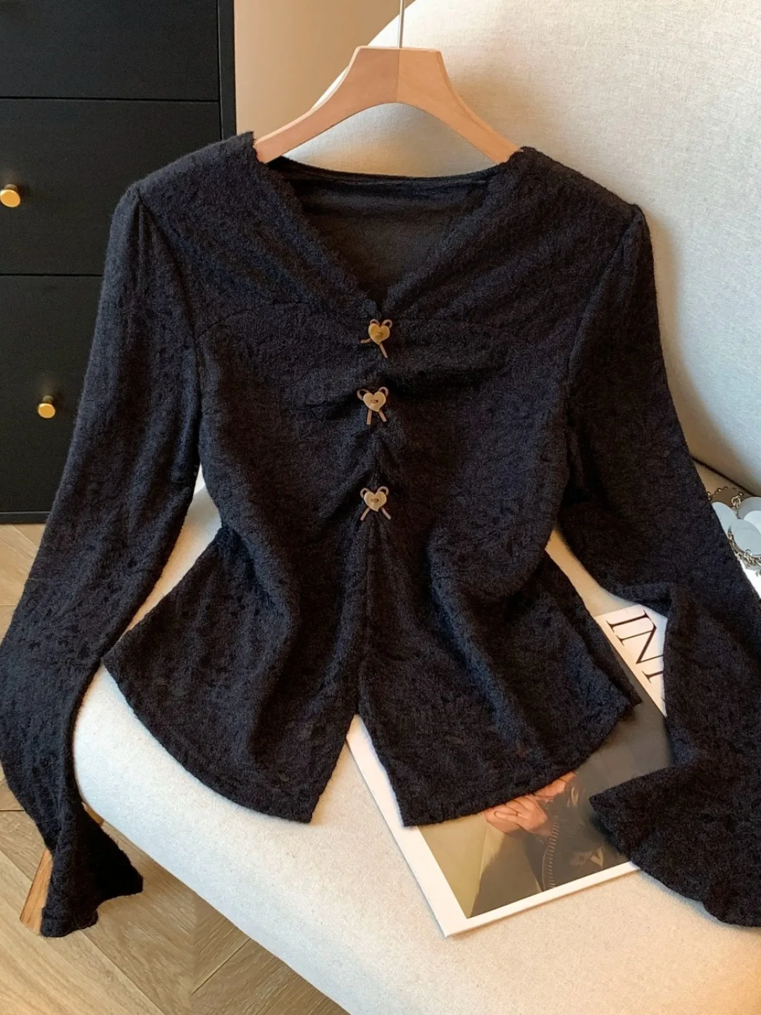 Koronkowa bluzka z dekoltem w serek, podkreślająca figurę, modna bielizna damska, elegancka odzież wewnętrzna na jesień i zimę, delikatna i wygodna.