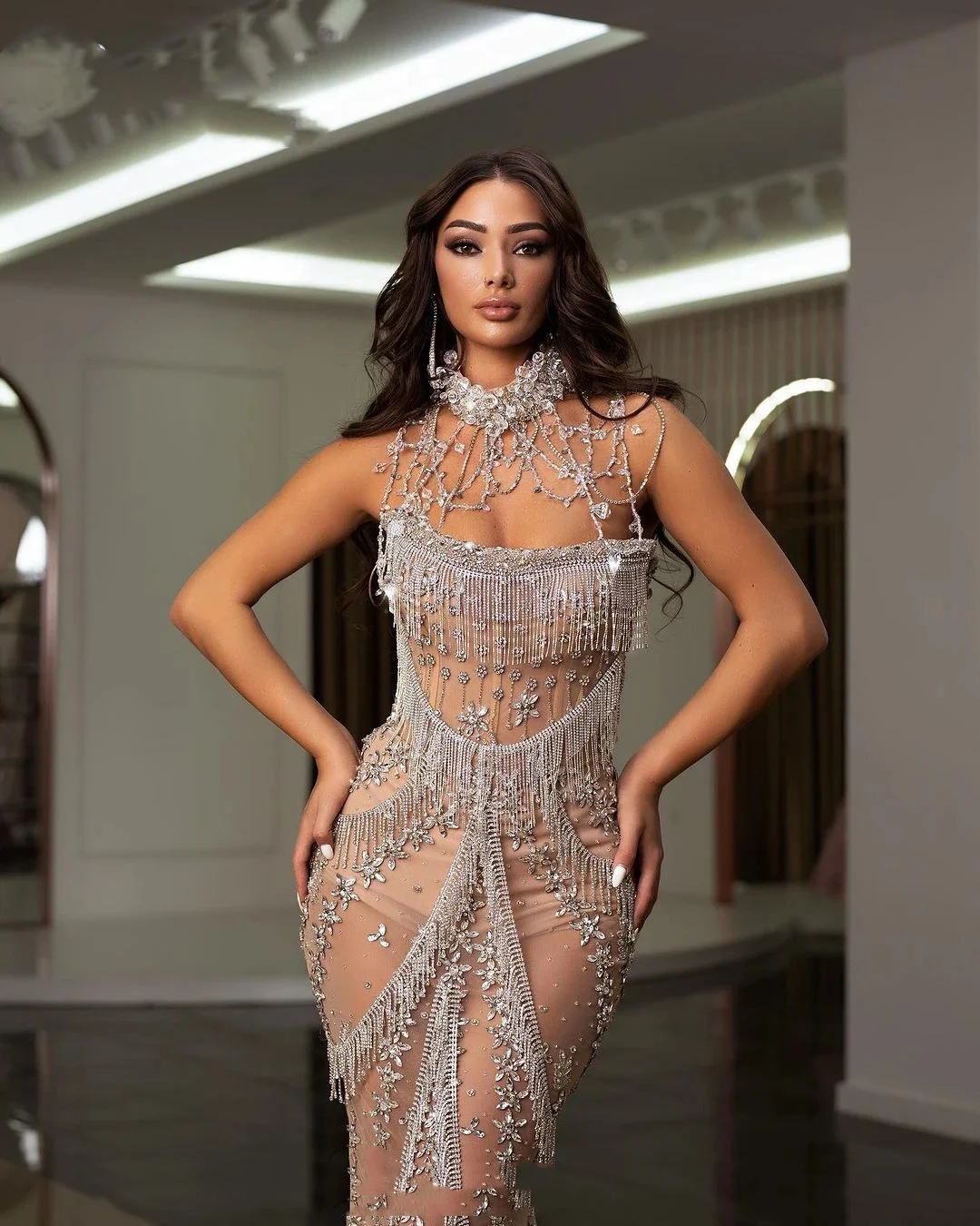 Suknie balowe z wysokim dekoltem, kryształami, eleganckimi frędzlami, koralikami, bez rękawów, suknie wieczorowe do ziemi, suknie na przyjęcia celebrytów, szyte na miarę.