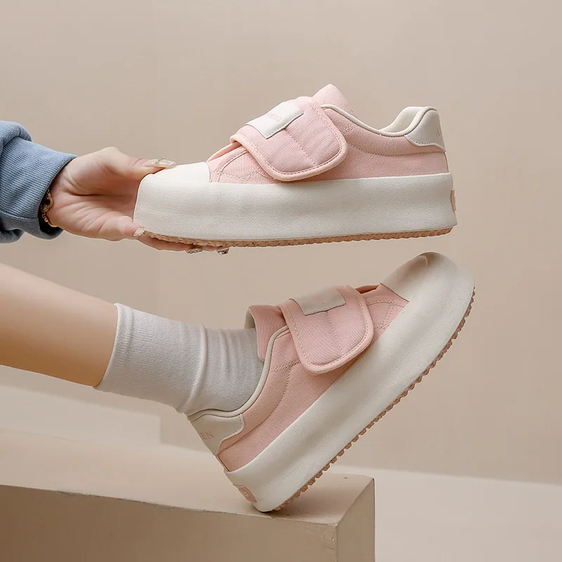 2024 nuove scarpe da ginnastica da donna moda comode scarpe da pane tendenza scarpe da tavola in stile coreano comode scarpe da ginnastica Casual con suola spessa