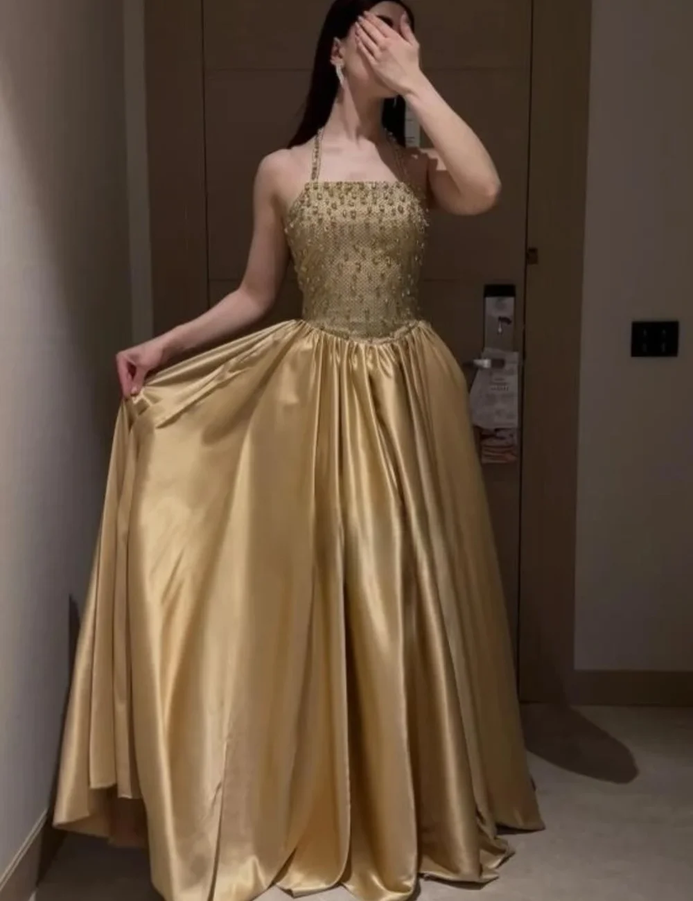 

Индивидуальные вечерние платья Charmeuse со складками и блестками, длинные платья для выпускного вечера с лямкой на шее, доступны размеры на заказ