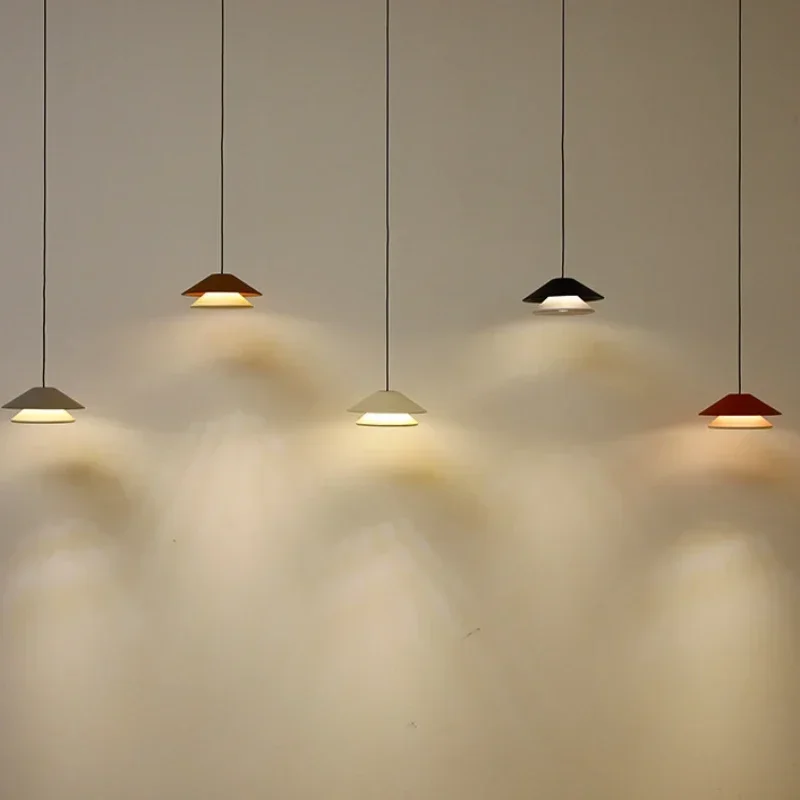 2026 الحديثة السرير قلادة ضوء كريم نمط غرفة نوم شنقا الثريا لغرفة الطعام الشمال ديكور المنزل رفع LED مصباح