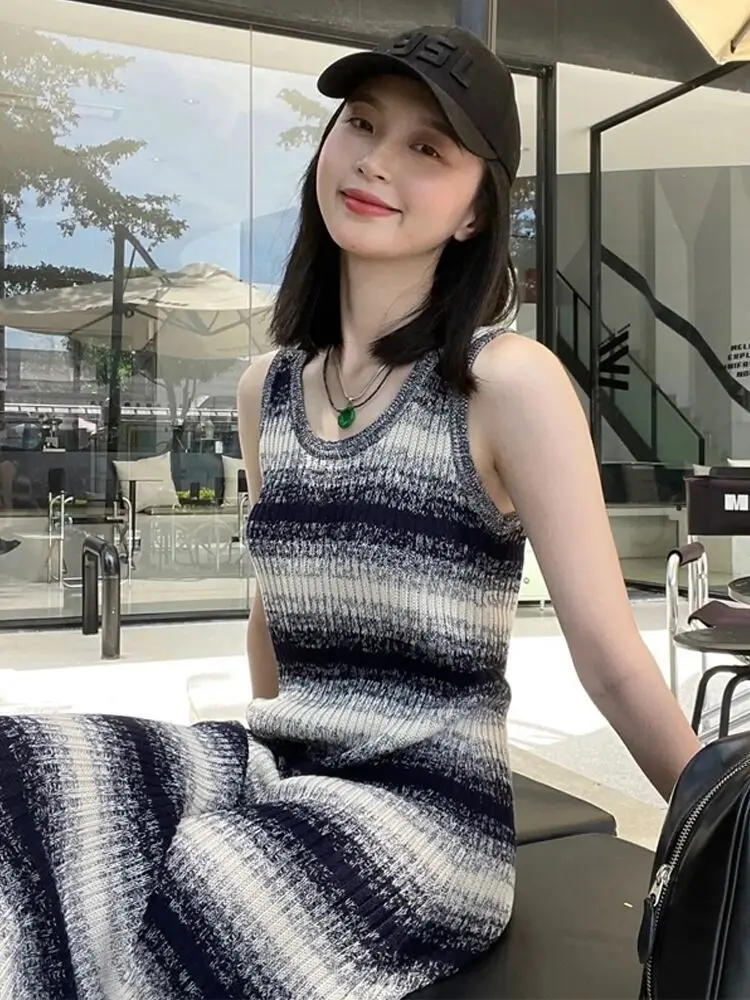 robe-longue-en-maille-a-rayures-degradees-style-petite-fragrance-avec-bretelles-halter-et-sangle-de-cintrage-a-la-taille-pour-un-effet-sculptant