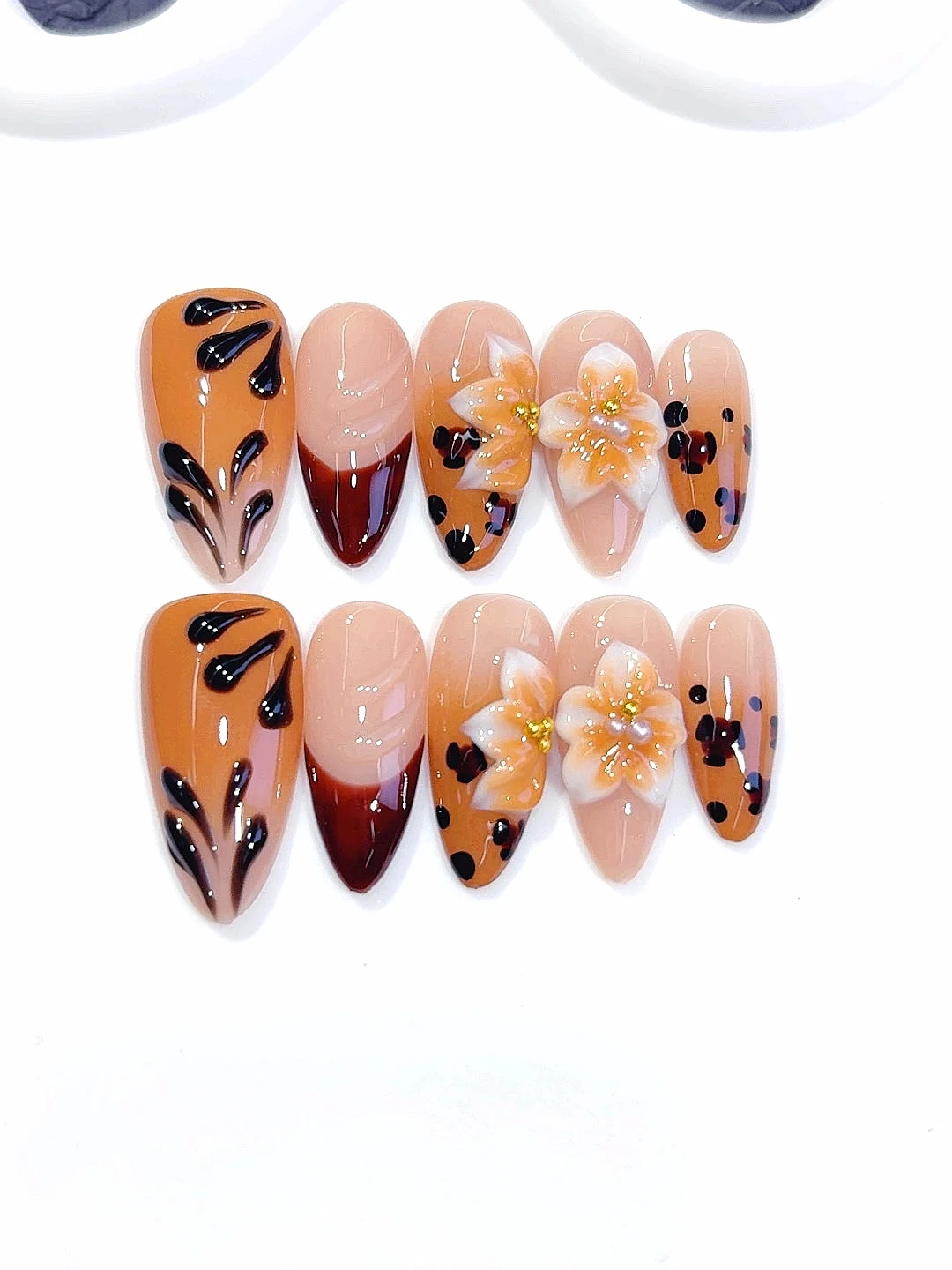 

Brown Floral Leopard Almond Press on Nails (D584)